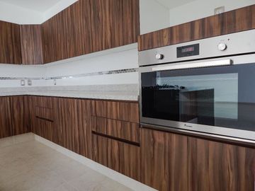Venta o Renta Residencia en Lomas de Juriquilla, Gran Jardín, 4ta Rec en PB