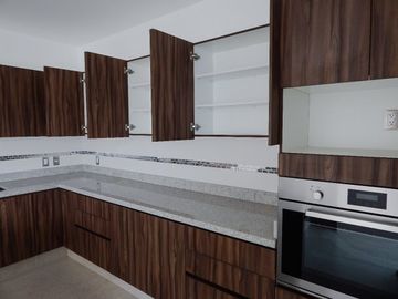 Venta o Renta Residencia en Lomas de Juriquilla, Gran Jardín, 4ta Rec en PB