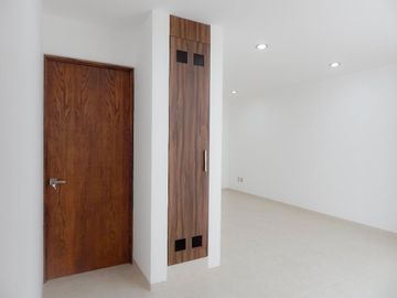 Venta o Renta Residencia en Lomas de Juriquilla, Gran Jardín, 4ta Rec en PB