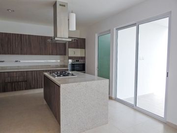 Venta o Renta Residencia en Lomas de Juriquilla, Gran Jardín, 4ta Rec en PB