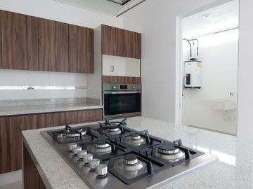 Venta o Renta Residencia en Lomas de Juriquilla, Gran Jardín, 4ta Rec en PB