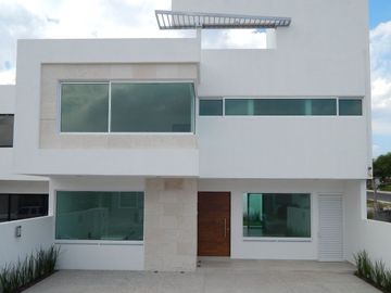 Venta o Renta Residencia en Lomas de Juriquilla, Gran Jardín, 4ta Rec en PB