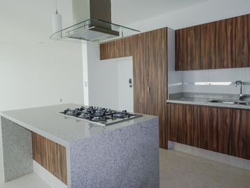 Venta o Renta Residencia en Lomas de Juriquilla, Gran Jardín, 4ta Rec en PB