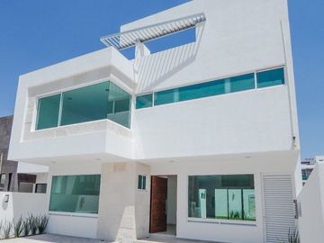 Venta o Renta Residencia en Lomas de Juriquilla, Gran Jardín, 4ta Rec en PB