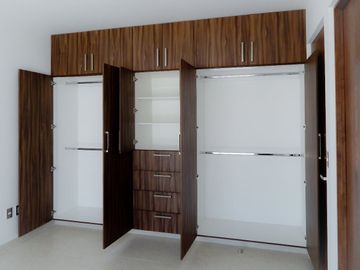 Venta o Renta Residencia en Lomas de Juriquilla, Gran Jardín, 4ta Rec en PB