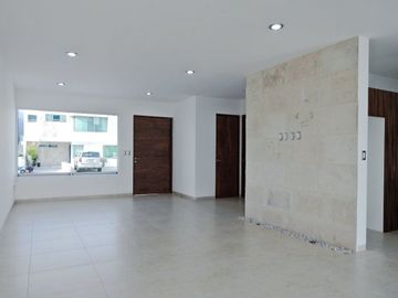 Venta o Renta Residencia en Lomas de Juriquilla, Gran Jardín, 4ta Rec en PB