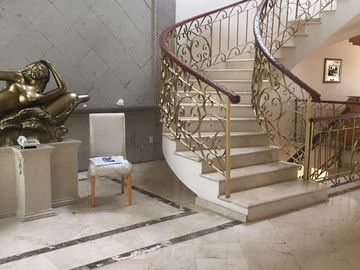 Impresionante Casa en Venta en Conjunto en Bosques