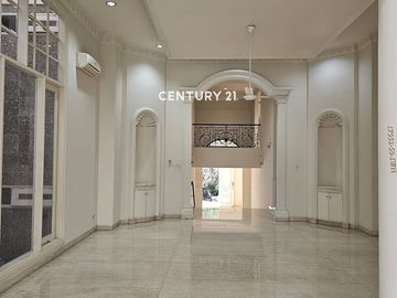 Disewakan Rumah Mewah Dengan Desain European Classic Di Kemang