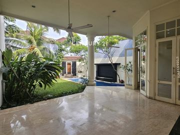 Disewakan Rumah Mewah Dengan Desain European Classic Di Kemang