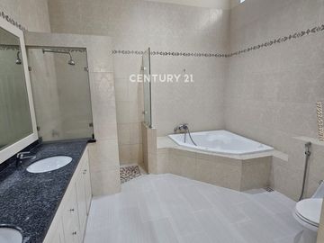 Disewakan Rumah Mewah Dengan Desain European Classic Di Kemang