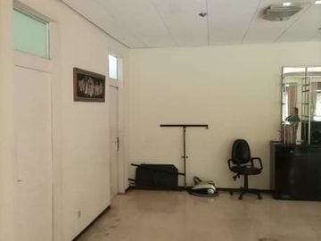 Rumah second tanah luas ada kolam renang di kemang