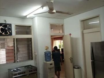 Rumah second tanah luas ada kolam renang di kemang