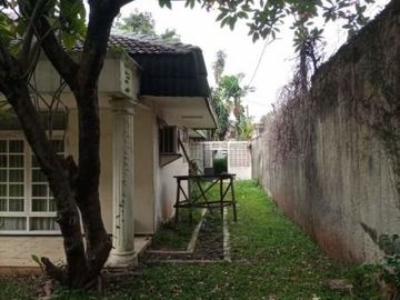 Rumah second tanah luas ada kolam renang di kemang