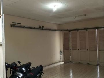 Rumah second tanah luas ada kolam renang di kemang