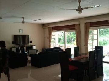 Rumah second tanah luas ada kolam renang di kemang
