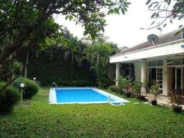 Rumah second tanah luas ada kolam renang di kemang