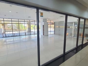 STRATEGIS Lokasi Terdepan Toko DTC Mall Wonokromo