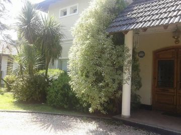 MAJESTUOSO CHALET 5 AMB. SOBRE LOTE EN ESQUINA