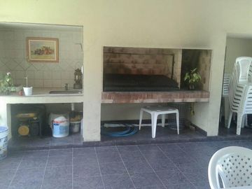 MAJESTUOSO CHALET 5 AMB. SOBRE LOTE EN ESQUINA