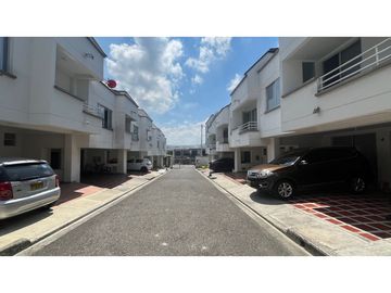 VENTA DE HERMOSA CASA MEDIANERA REMODELADA BARRIO LA VILLA PEREIRA
