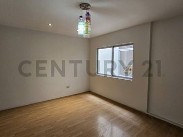LINDA CASA EN LA AURORA MIRAFLORES