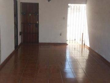 CHALET CON 3 DORMITORIOS (1 CON BAÑO EN SUITE) .
