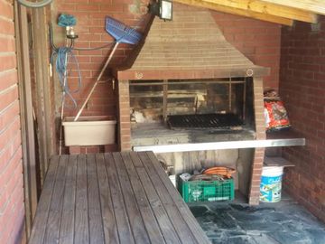 CHALET CON 3 DORMITORIOS (1 CON BAÑO EN SUITE) .