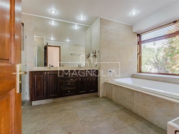 Casa en venta de 5 dorm. en Lo Barnechea