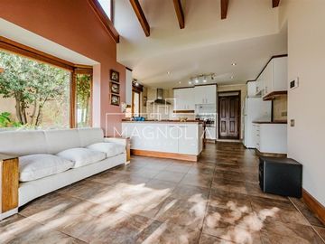 Casa en venta de 5 dorm. en Lo Barnechea
