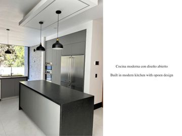 Casa con doble altura, jardin interior, cocina de ultralujo, paneles solares, gr