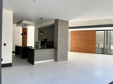 Casa con doble altura, jardin interior, cocina de ultralujo, paneles solares, gr