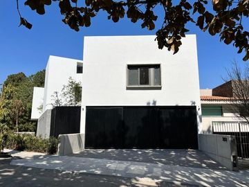 Casa con doble altura, jardin interior, cocina de ultralujo, paneles solares, gr