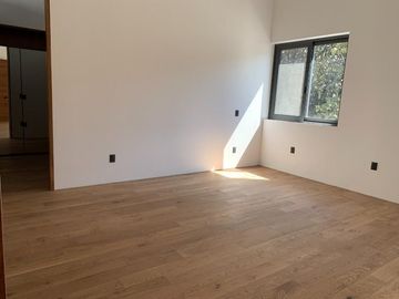 Casa con doble altura, jardin interior, cocina de ultralujo, paneles solares, gr