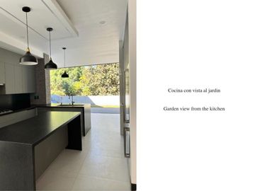 Casa con doble altura, jardin interior, cocina de ultralujo, paneles solares, gr