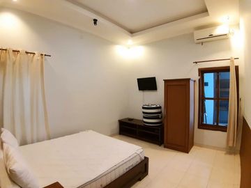 Rumah mewah full furnished dengan kolam renang pribadi di jln Damai