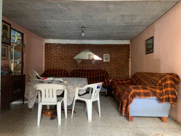VENDO COMO TERRENO EN LAS AGUILAS AMPLIACION