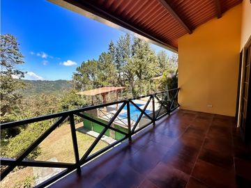 Se Vende Moderna Casa con Vistas y Piscina En Altos del Maria