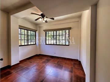 Se Vende Moderna Casa con Vistas y Piscina En Altos del Maria