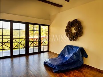 Se Vende Moderna Casa con Vistas y Piscina En Altos del Maria