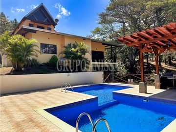 Se Vende Moderna Casa con Vistas y Piscina En Altos del Maria