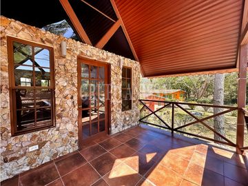 Se Vende Moderna Casa con Vistas y Piscina En Altos del Maria