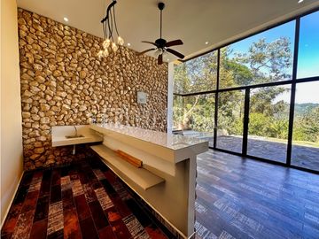 Se Vende Moderna Casa con Vistas y Piscina En Altos del Maria