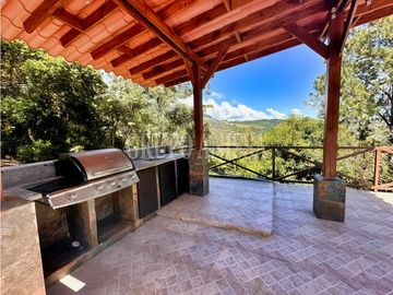 Se Vende Moderna Casa con Vistas y Piscina En Altos del Maria