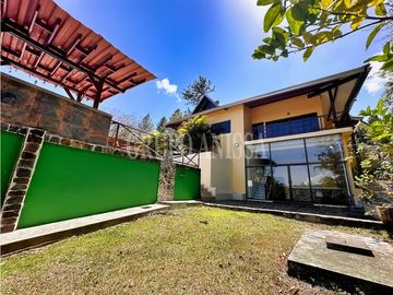 Se Vende Moderna Casa con Vistas y Piscina En Altos del Maria