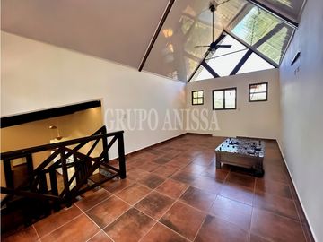 Se Vende Moderna Casa con Vistas y Piscina En Altos del Maria
