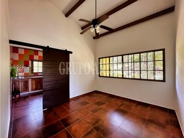 Se Vende Moderna Casa con Vistas y Piscina En Altos del Maria
