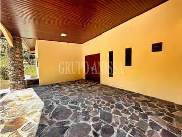 Se Vende Moderna Casa con Vistas y Piscina En Altos del Maria
