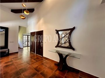Se Vende Moderna Casa con Vistas y Piscina En Altos del Maria