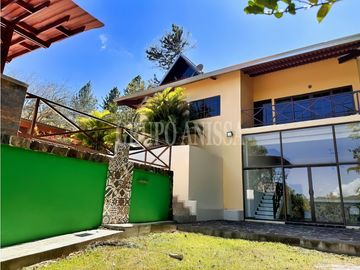 Se Vende Moderna Casa con Vistas y Piscina En Altos del Maria