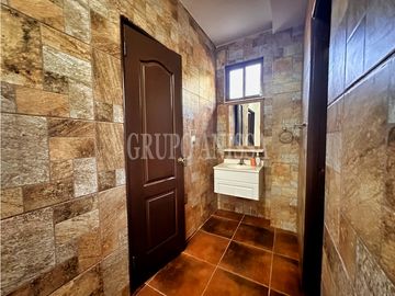 Se Vende Moderna Casa con Vistas y Piscina En Altos del Maria